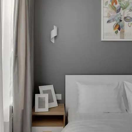 затишна поруч з метро харківська Apartment