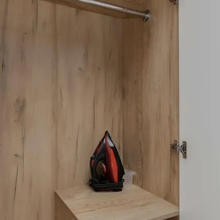 затишна поруч з метро харківська Apartment *