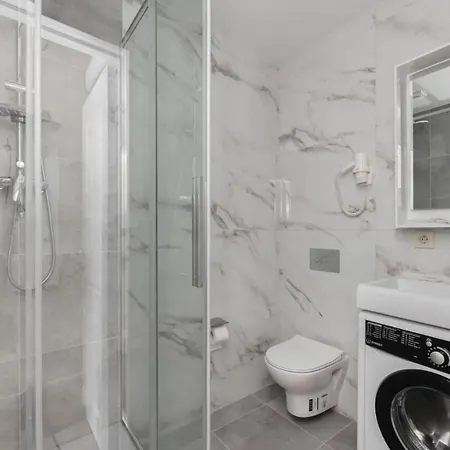 затишна поруч з метро харківська Apartment Kiew
